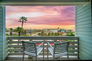 Apartment (3 Bedrooms) | Interior - Saltwater Pool, Rooftop Deck w/ View, Near Beach The Blue Crab by Avantstay (Port Aransas)