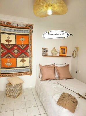 3 chambres, fer et planche à repasser, lit de bébé portatif