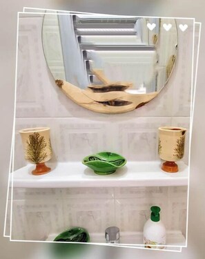 Douche, séchoir à cheveux, serviettes fournies, savon