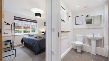 2 bedrooms, iron/ironing board, free WiFi, bed sheets