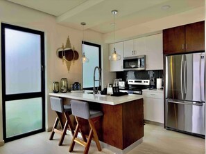 Kühlschrank, Mikrowelle, Ofen, Herdplatte