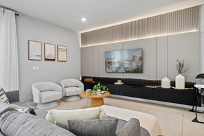 TV - 10 Bedrooms/ 8 Bathrooms/ Windsor Cay (16267 SK) (Clermont)