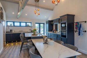 Refrigerador, microondas, horno y lavavajillas 