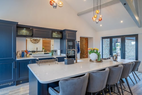 Luxury Barn, Hot Tub, Dog Friendly