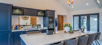 Luxury Barn, Hot Tub, Dog Friendly