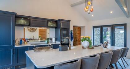 Luxury Barn, Hot Tub, Dog Friendly