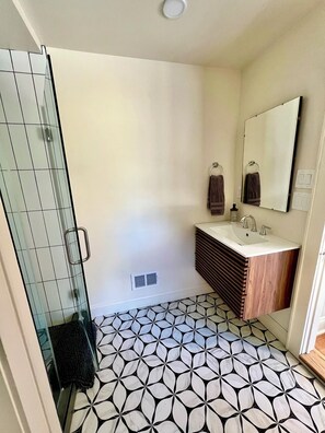 Dusche, umweltfreundliche Kosmetikartikel, Haartrockner, Handtücher