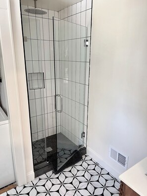 Dusche, umweltfreundliche Kosmetikartikel, Haartrockner, Handtücher