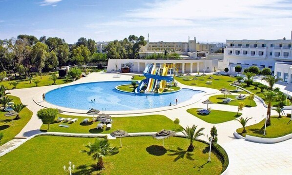 Una piscina al aire libre de temporada