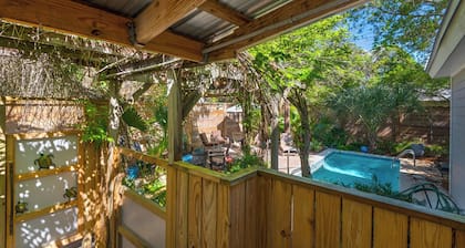 Private Pool, 3 Minutes to the Beach, Hidden Oasis in BMB
