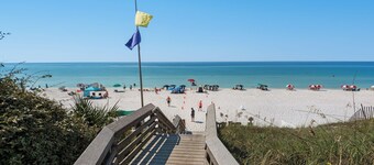 Private Pool, 3 Minutes to the Beach, Hidden Oasis in BMB