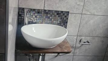 Bathtub dan shower terpisah, bathtub besar, pengering rambut, dan handuk