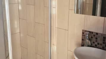 Bathtub dan shower terpisah, bathtub besar, pengering rambut, dan handuk