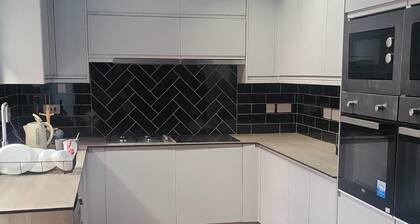 Captivating 6-bed House in Albany Road, Coventry