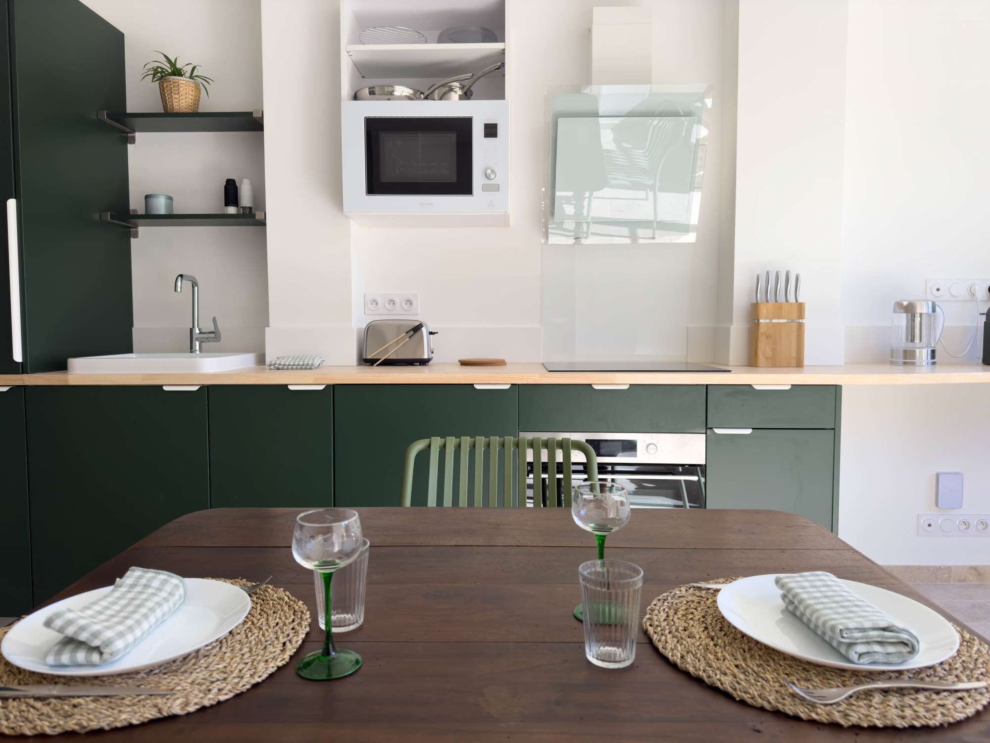 Een koelkast, een magnetron, een oven, een vaatwasser