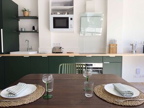 Kühlschrank, Mikrowelle, Ofen, Geschirrspüler