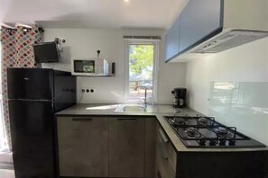 Fridge, microwave, stovetop