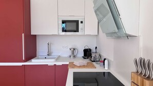 Una cocina moderna con microondas, pileta y horno integrado.