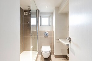 Shower, towels - Top Floor 2-Bed, 1-Bath Flat (London)