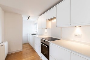 Wasserkocher mit Kaffee-/Teezubehör, Kühlschrank, Ofen, Herdplatte