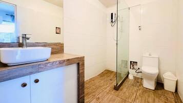 Camera Standard, vista città | Bagno