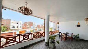 Habitación estándar, vista a la ciudad | Área de sala de estar