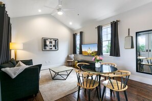 TV - 2BR/2BA Retreat at The Heart of New Orleans (New Orleans)