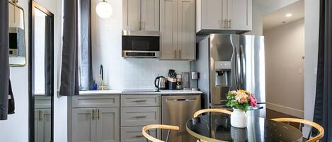 Réfrigérateur, four à micro-ondes, surface de cuisson, lave-vaisselle