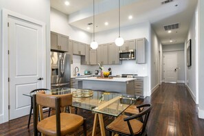Réfrigérateur, four à micro-ondes, un four, surface de cuisson