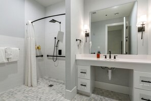 Ducha, secador de pelo y toallas