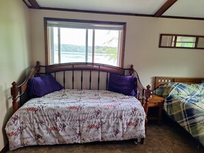 3 bedrooms, free WiFi, bed sheets - Lake Buffalo home, large lot, pet friendly  (Montello)