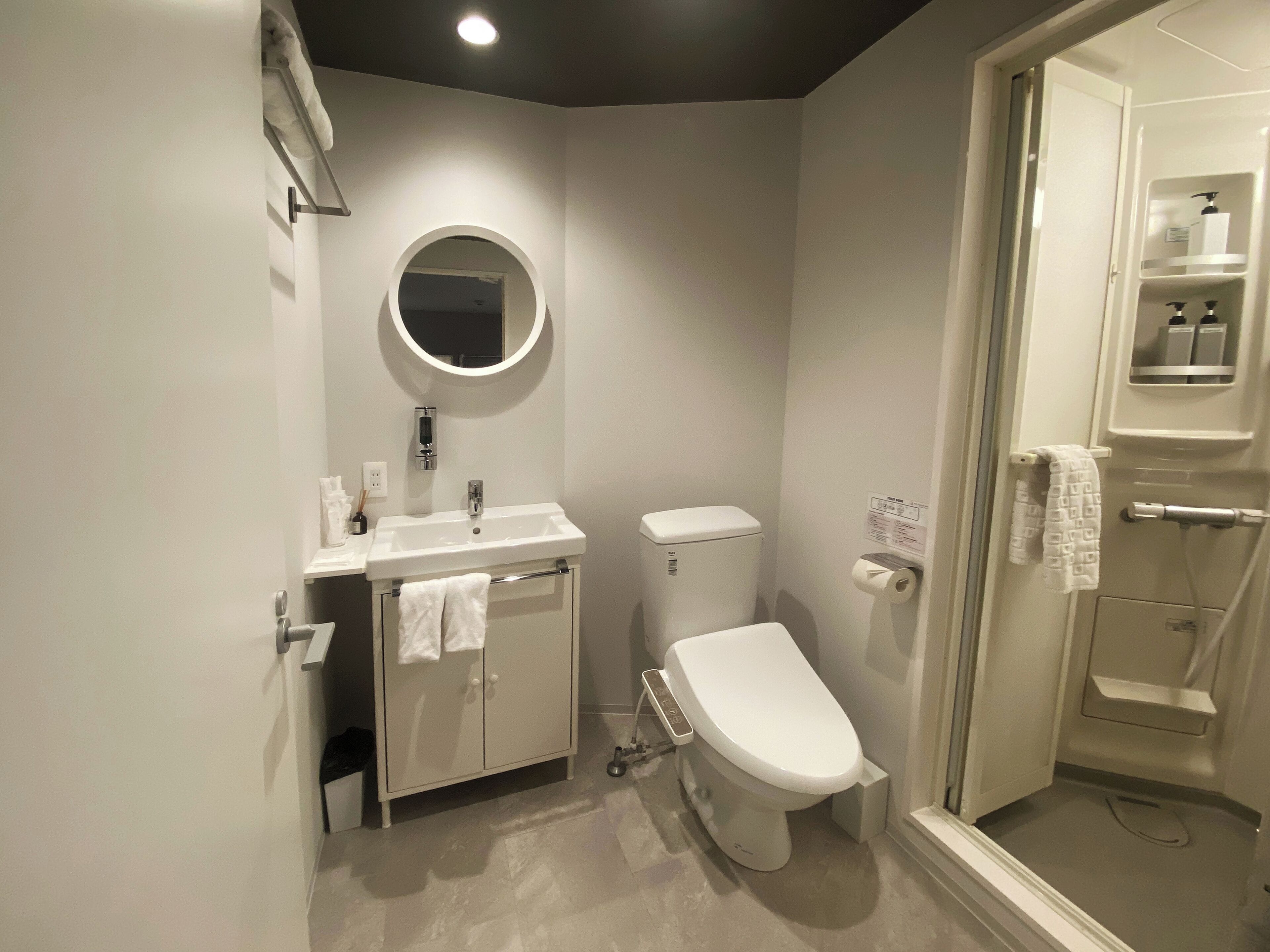 Habitación superior con 2 camas individuales, 2 camas individuales, para no fumadores, baño privado | Baño | Amenidades de baño ecológicas, secadora de cabello, pantuflas, bidet 