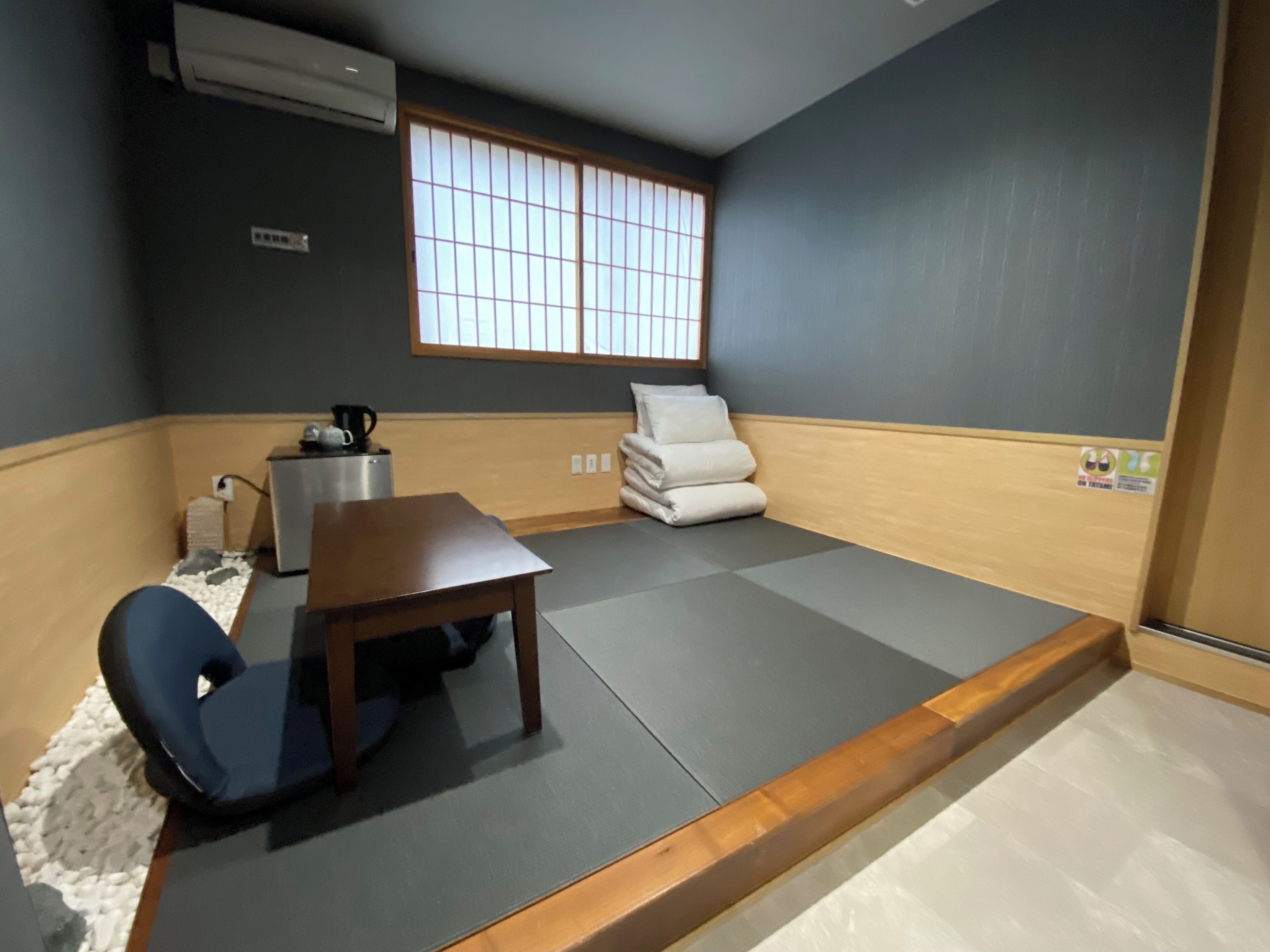 Desk, laptop workspace, soundproofing, free WiFi