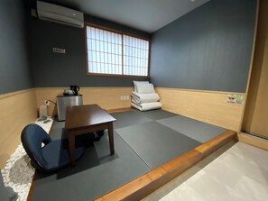 Escritorio y espacio para trabajar con laptop 