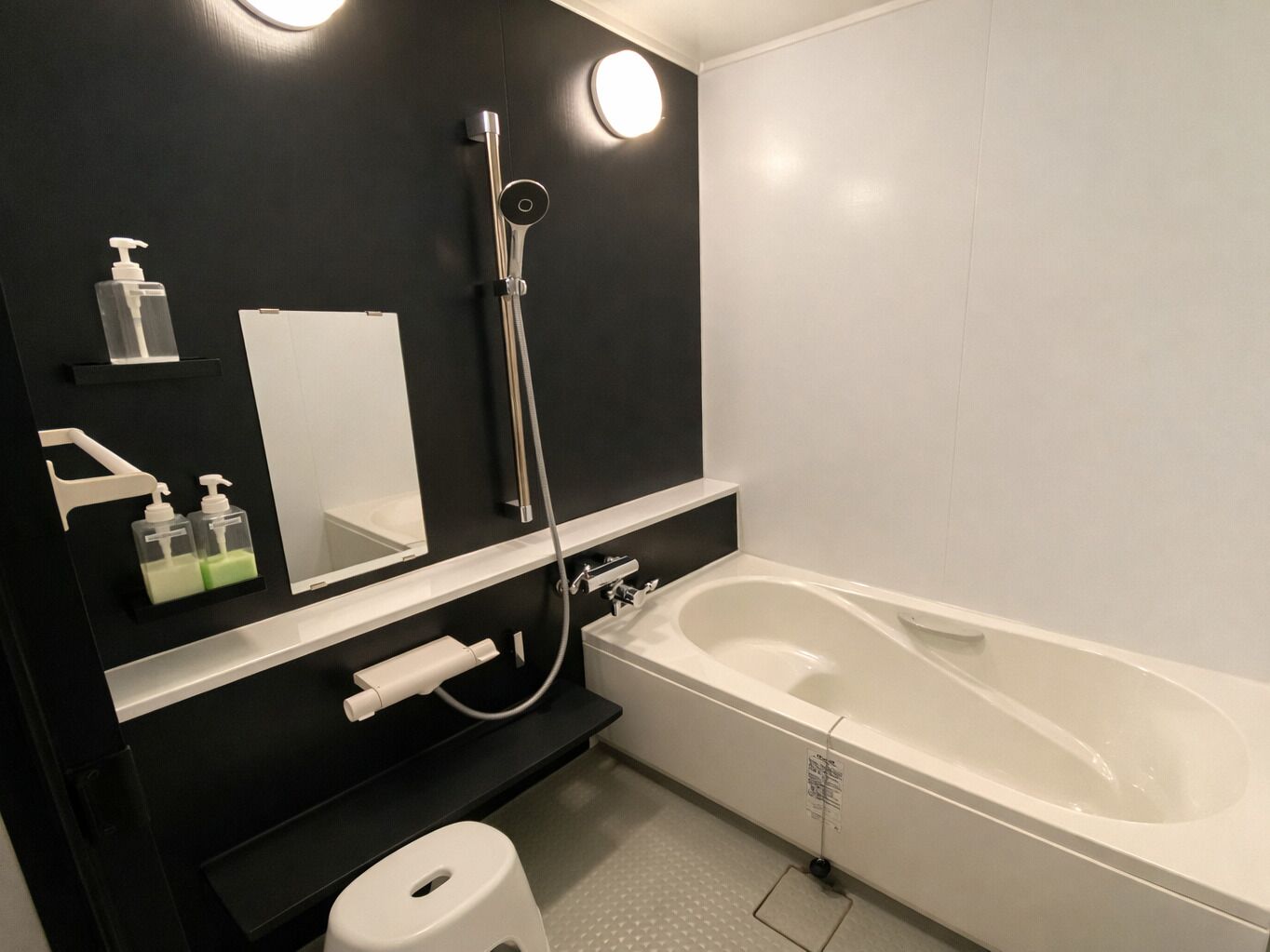 Quarto casal luxo, um futon, para não fumantes, vista para o pátio | Banheiro | Produtos de toalete biodegradáveis, secador de cabelo, chinelos, bidê