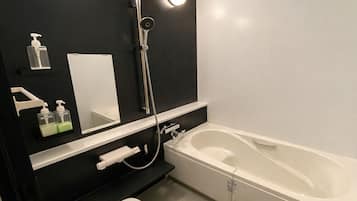 Quarto casal luxo, um futon, para não fumantes, vista para o pátio | Banheiro | Produtos de toalete biodegradáveis, secador de cabelo, chinelos, bidê