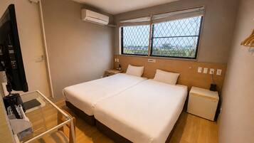 Habitación superior con 2 camas individuales, 2 camas individuales, para no fumadores, baño privado | Escritorio, espacio para trabajar con laptop y insonorización