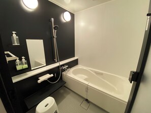 ห้องดีลักซ์ดับเบิล, ฟูกแบบญี่ปุ่น, ปลอดบุหรี่, วิวสวนหย่อม | ห้องน้ำ | ของใช้ในห้องน้ำเป็นมิตรต่อสิ่งแวดล้อม, ไดร์เป่าผม, รองเท้าสวมภายในห้อง