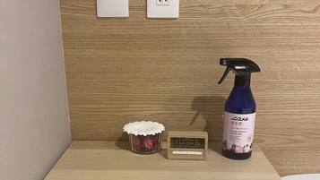 Habitación superior con 2 camas individuales, 2 camas individuales, para no fumadores, baño privado | Escritorio, espacio para trabajar con laptop y insonorización