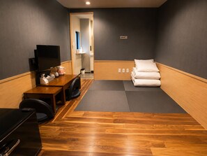 Quarto casal standard, um futon, para não fumantes, banheiro privativo | Escrivaninha, espaço de trabalho para notebook, quartos à prova de som