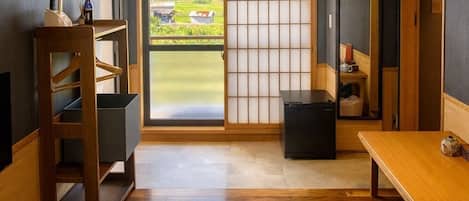 Deluxe Double Room, Japanese Futon, Non Smoking, Courtyard View | Desk, laptop workspace, soundproofing, free WiFi