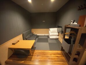 Escritorio y espacio para trabajar con laptop 