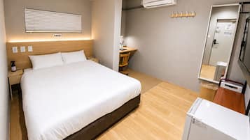 Habitación clásica doble, 1 cama doble, no fumadores, baño privado | Escritorio y espacio para trabajar con un portátil