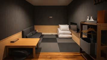 Quarto casal luxo, um futon, para não fumantes, vista para o pátio | Escrivaninha, espaço de trabalho para notebook, quartos à prova de som