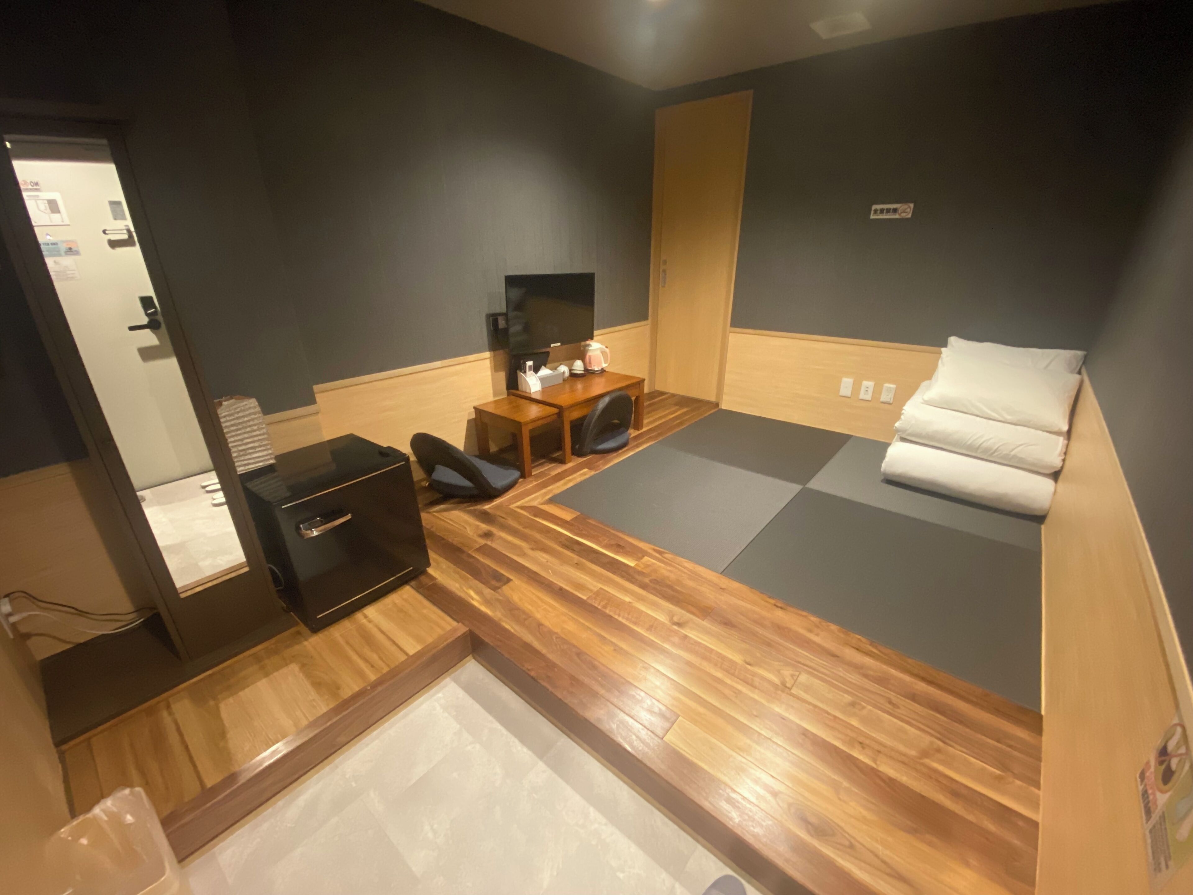 Escritorio y espacio para trabajar con laptop 