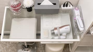 Habitación doble Deluxe, futón, para no fumadores, vista al patio | Baño | Amenidades de baño ecológicas, secadora de cabello, pantuflas, bidet