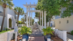 Property grounds - Private Splash Pool + Carriage House, 1 House to Beach w/ Beach Chair Setup! (Panama City Beach)