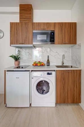 Fridge, microwave, coffee/tea maker, toaster - 397 Suite Glamour - Superb Studio in Paris (Paris 10 Entrepôt)