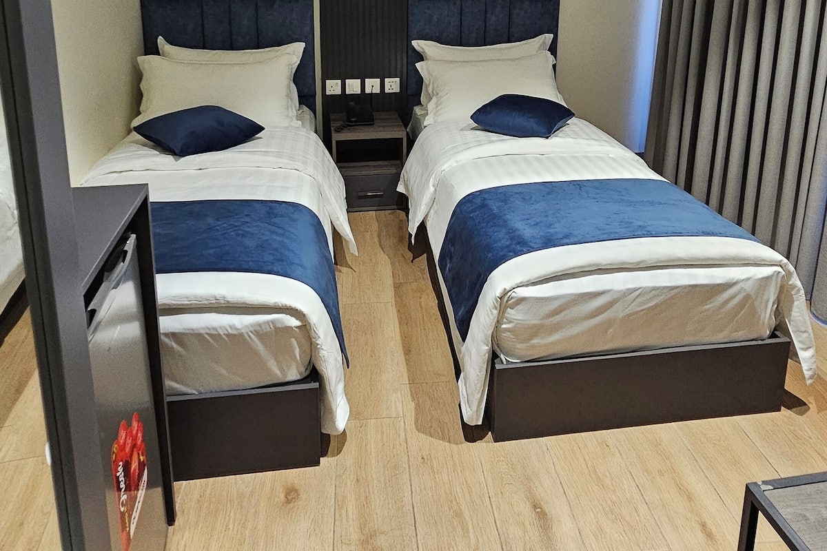 Rom – deluxe, 2 enkeltsenger, lanai, sjøutsikt | Safe på rommet, lydisolert, strykejern/-brett og wi-fi (inkludert)