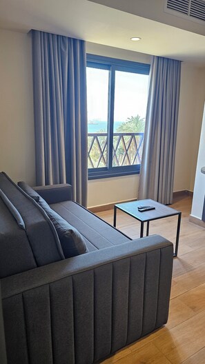 小型套房, 外廊, 海景 | 客房内保险箱、隔音、熨斗/熨板、免费 WiFi